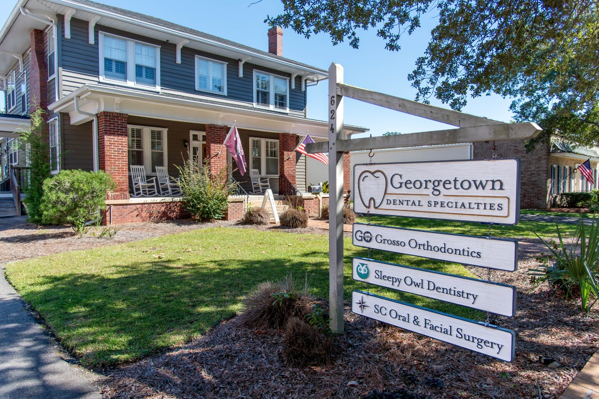 Grosso-orthodontics-georgetown-office-exterior-sign Grosso orthodontics georgetown office exterior sign for orthodontic care in georgetown, sc.