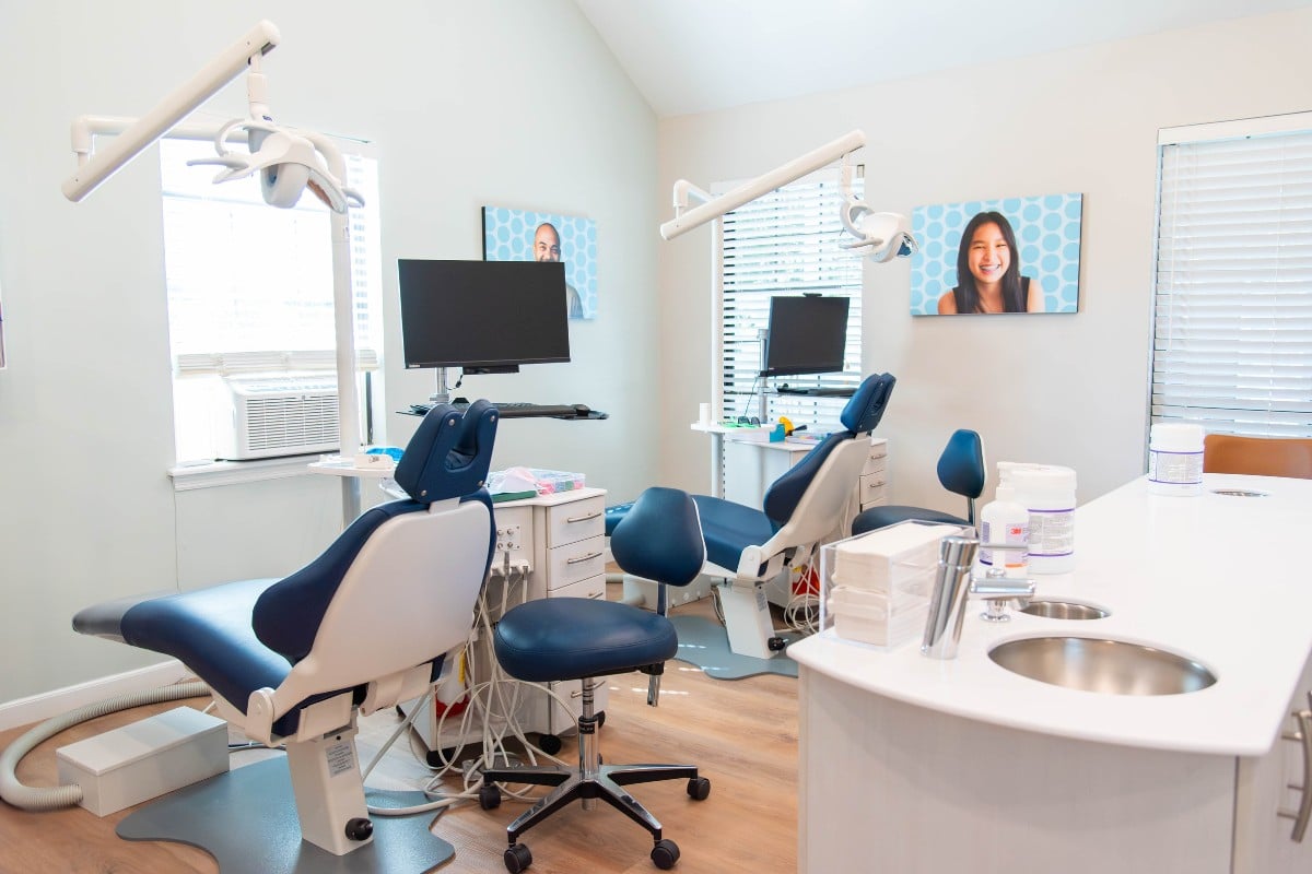 Grosso-orthodontics-moncks-corner-treatment-room Orthodontic treatment room at grosso orthodontics in moncks corner, sc with modern equipment.