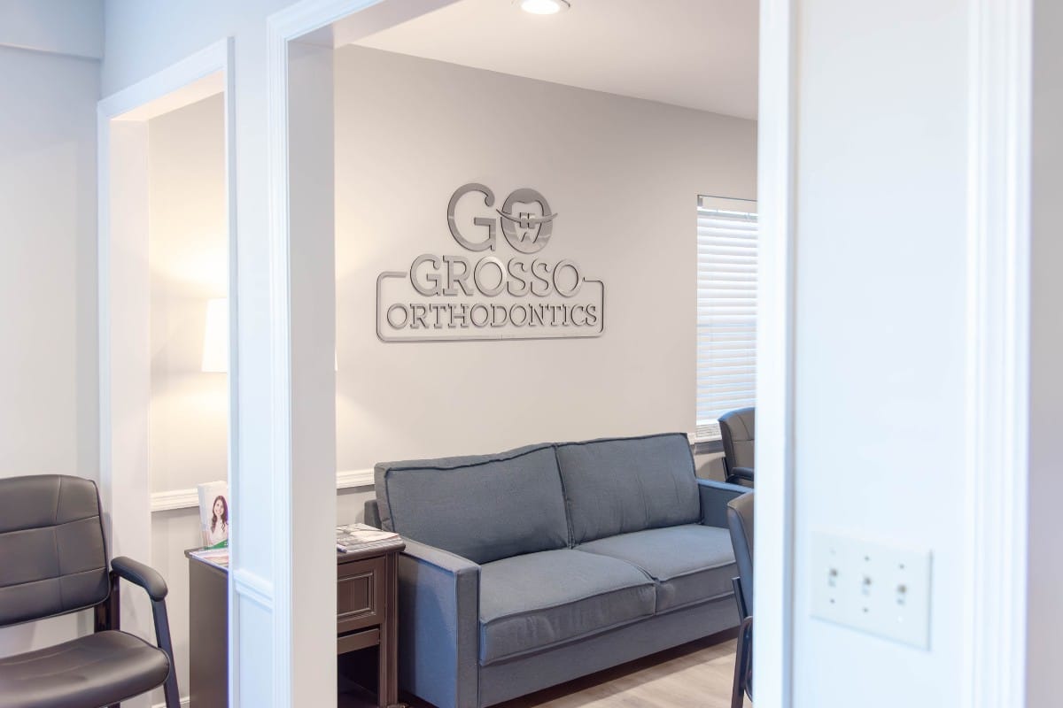 Grosso-orthodontics-moncks-corner-waiting-room-logo Grosso orthodontics waiting room with office logo in moncks corner, sc.